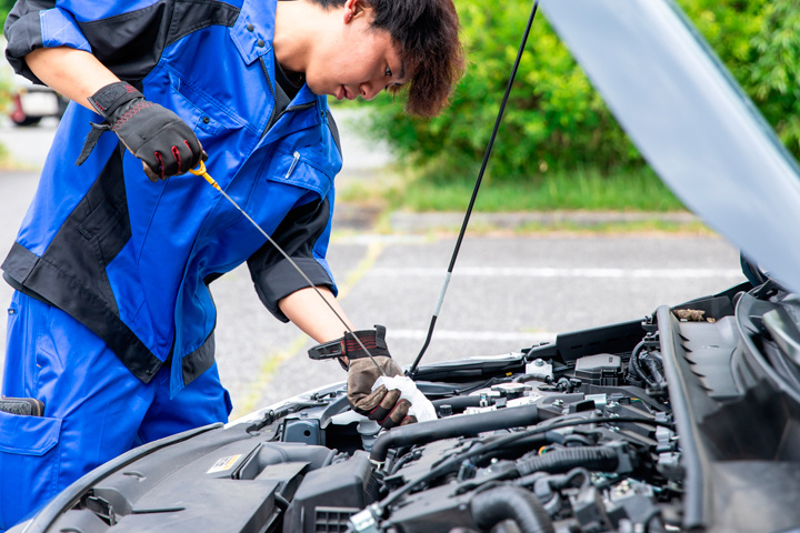 車の整備をする作業員