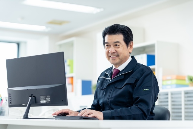 パソコンを操作する男性の写真