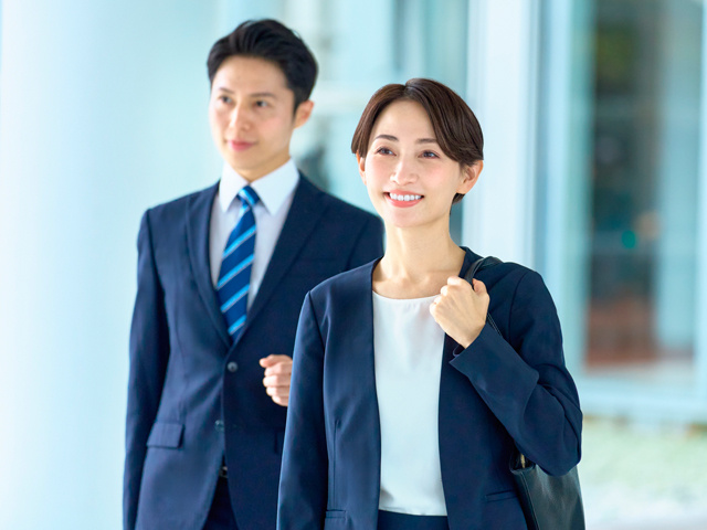 外回りをしている男女の写真