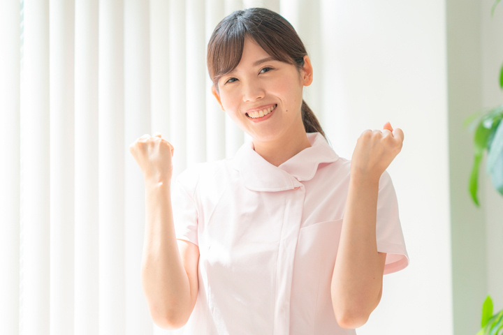 笑顔でガッツポーズをする医療スタッフ