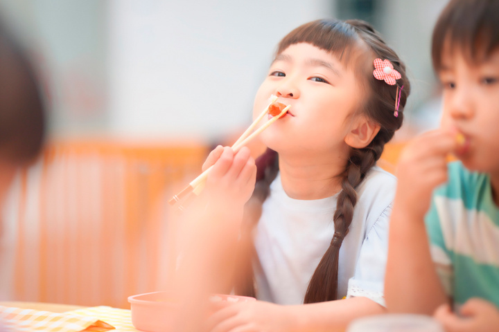 お昼を食べる園児の写真