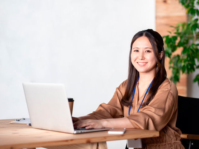 PC入力している女性の写真
