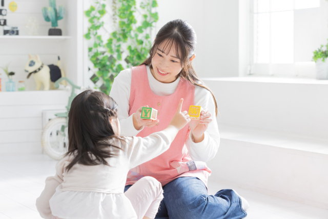 保育士と子どもたちの写真