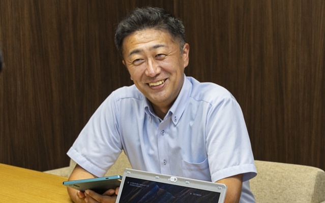 笑顔で仕事をする男性