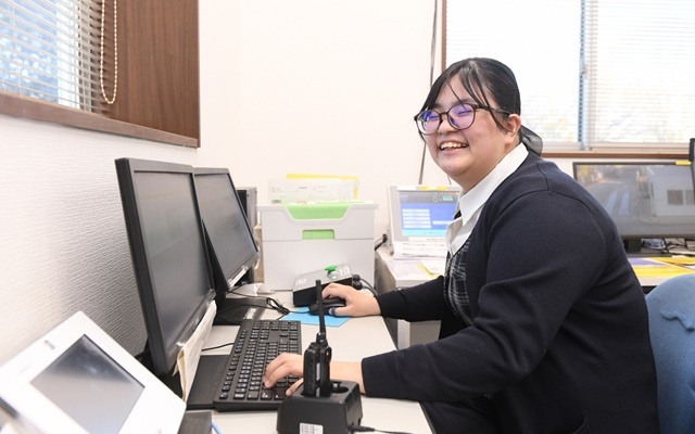 パソコンを操作する女性