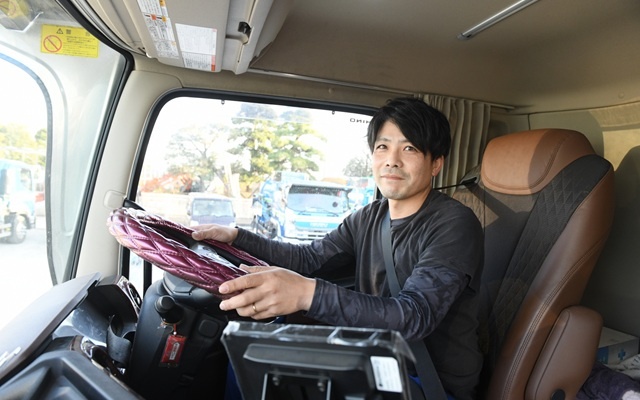 トラックを運転する男性