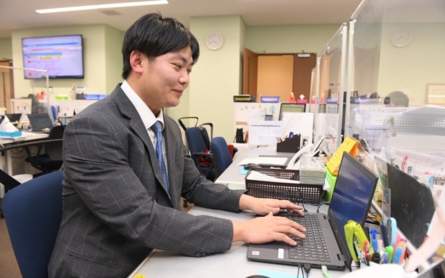 スーツでパソコンを操作する男性