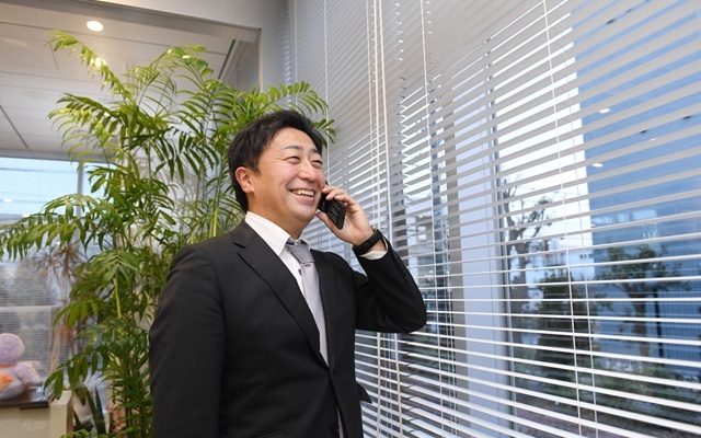 電話で話しているスーツ姿の男性