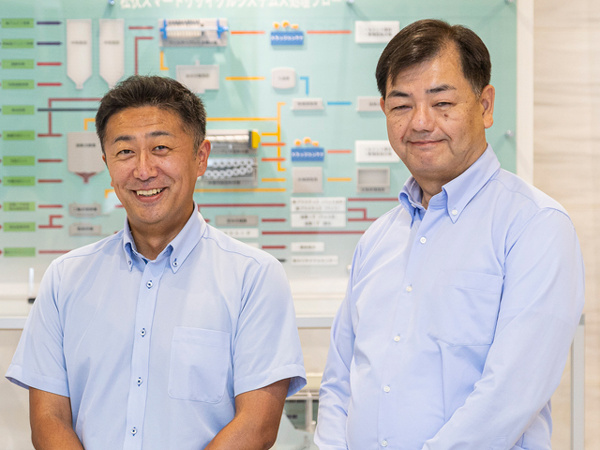 受付で笑顔の社員達