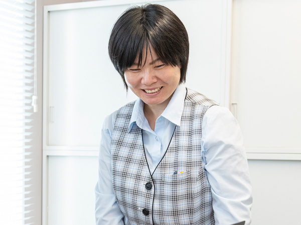 笑顔で働く社員