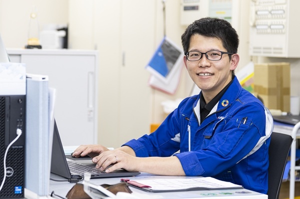 笑顔で働く社員達