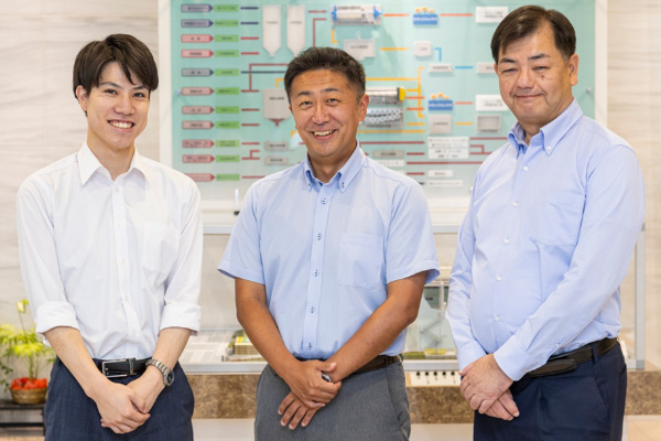 受付で笑顔の社員達
