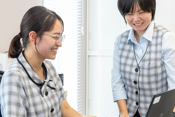 笑顔で働く社員達