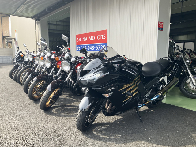 シイナモータース埼玉店の店頭に並ぶバイクの写真