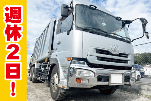トラックの写真。週休2日！
