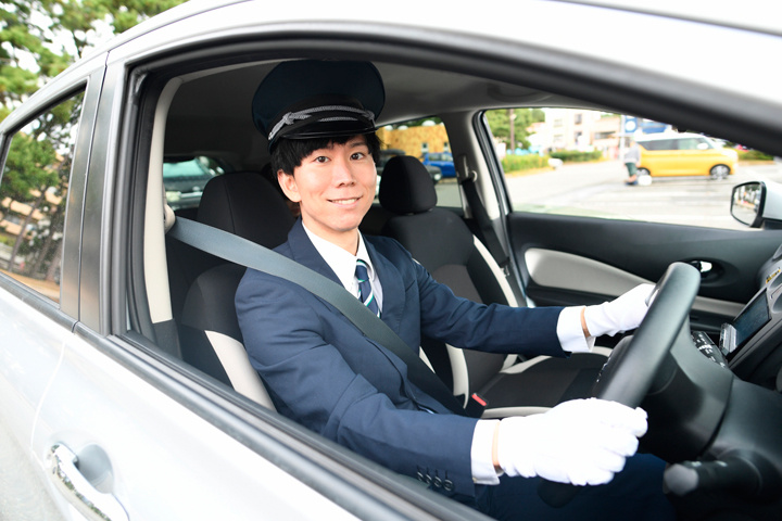 タクシーを運転する男性ドライバー