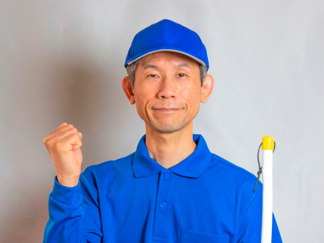 シニアの清掃スタッフ男性