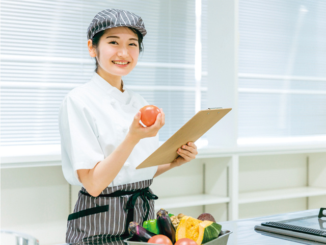 野菜を確認している女性の画像