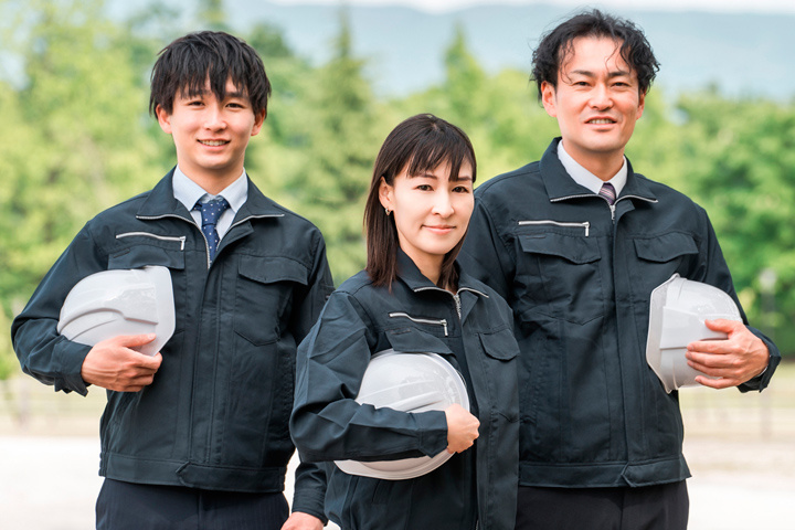 作業着姿の男女の作業員