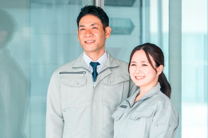 作業着姿の男女の作業員