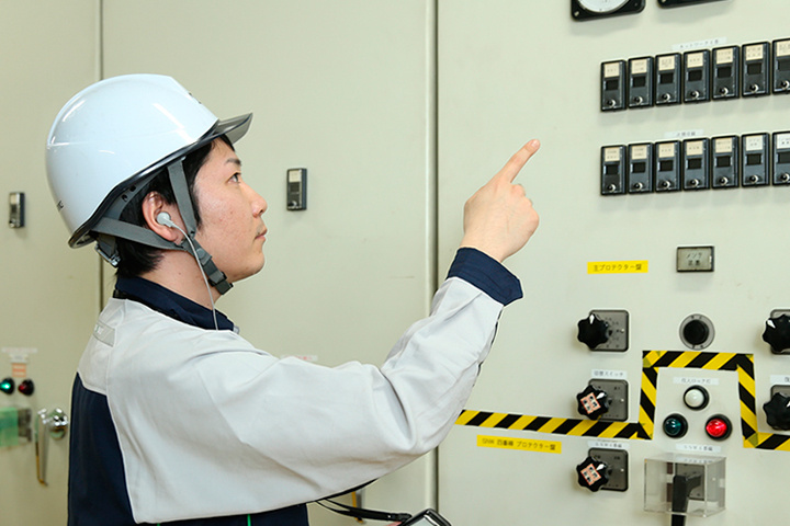 設備点検をする男性作業員