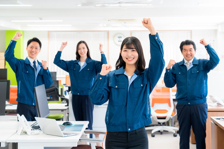 オフィスで働く作業服のエンジニア