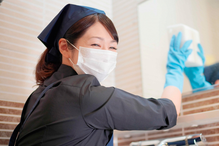 掃除をするスタッフ