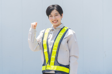 案内などを行う女性スタッフの写真