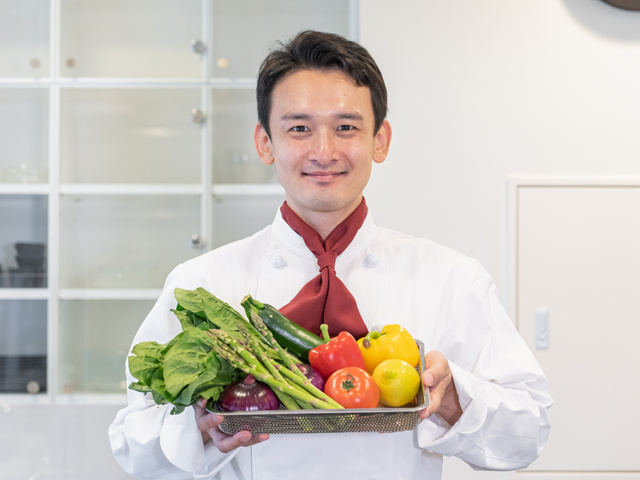 野菜を持っているホテルの料理人