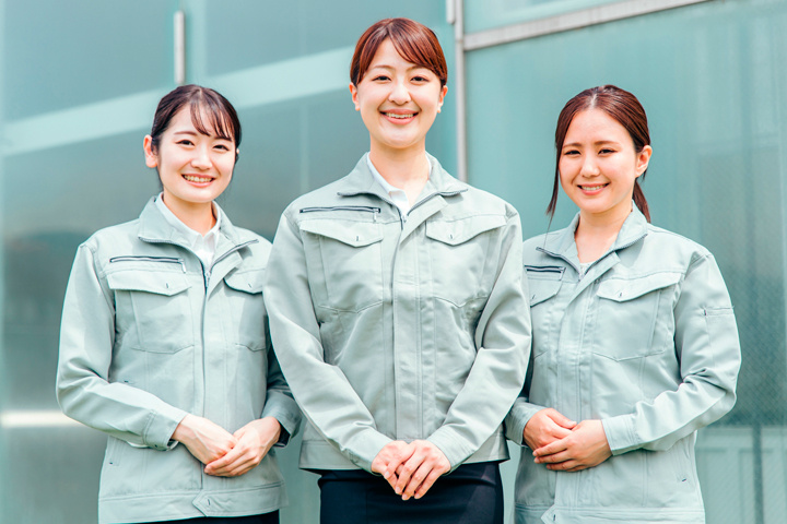 作業服を着た笑顔のスタッフ