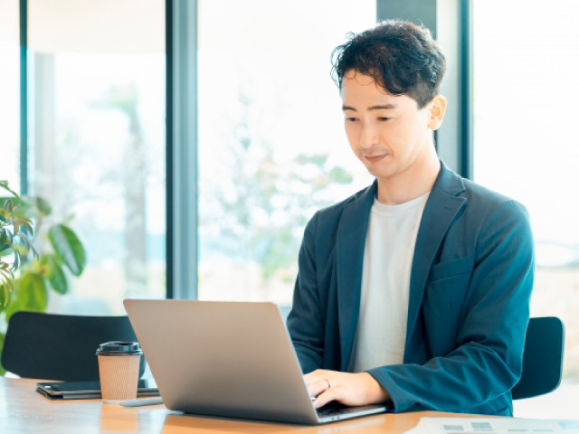 PC作業をする男性・社内SE