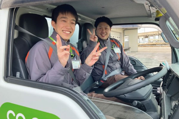 トラックに乗るスタッフ2名