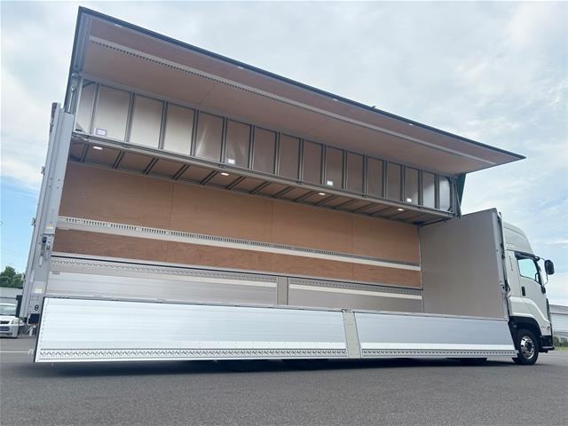 新車の大型トラックの荷台が開いてる様子