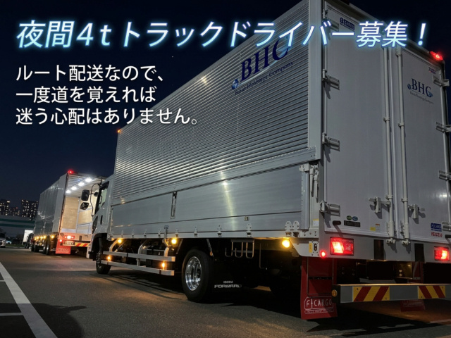 夜間走っているトラック