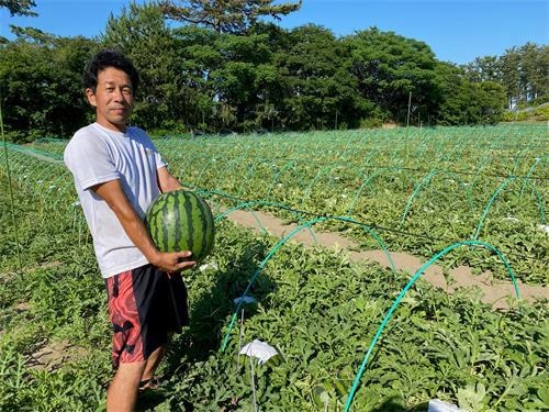 すいかを持つ男性