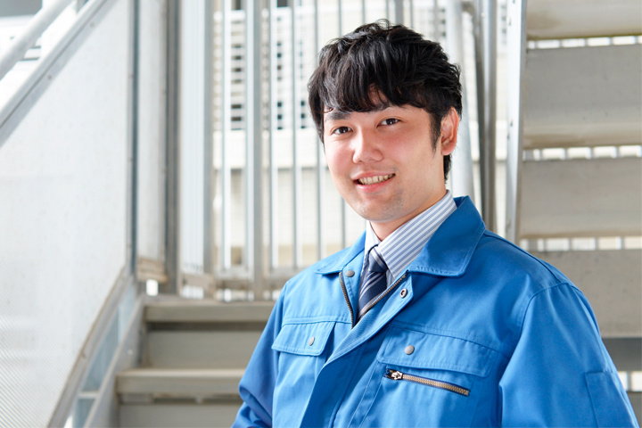 作業服を着ている笑顔の男性の写真