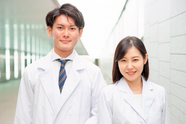 白衣を着た男女の写真