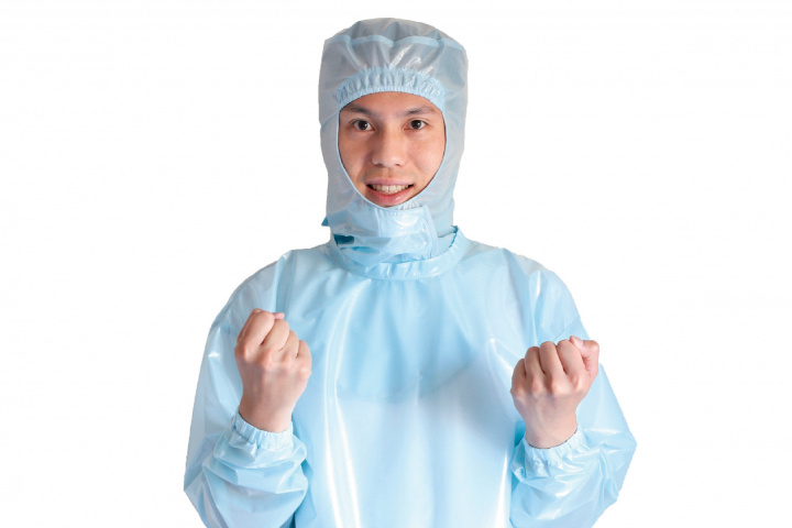 クリーンスーツを着た男性スタッフの写真