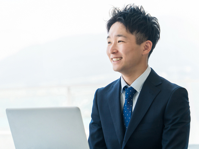 オフィスにいる若いビジネスパーソン