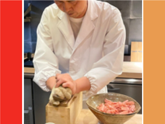 鰹節を削る男性調理師