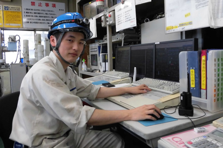 北越パッケージ 関東工場、管理室作業風景