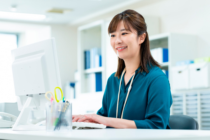 オフィスで働くビジネスパーソン