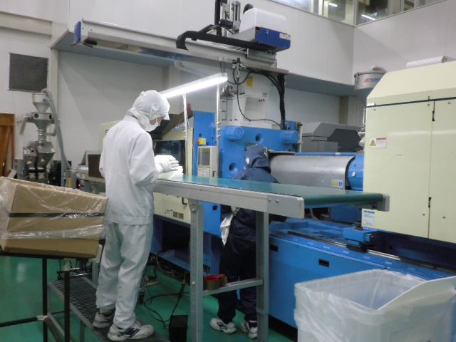 プラスチック製品の成形機オペレーター
