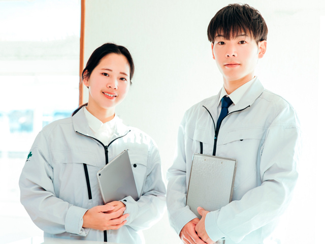 作業着を着た男女スタッフ