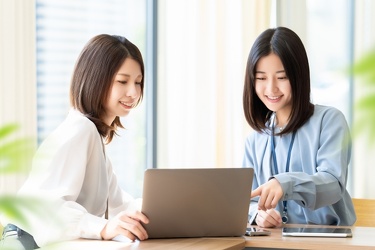 打合せをする女性スタッフ