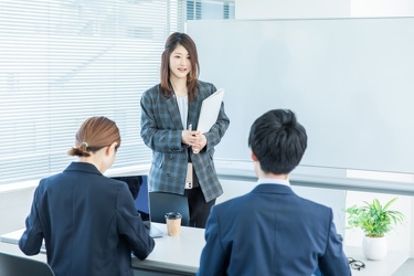 打合せをするスタッフ