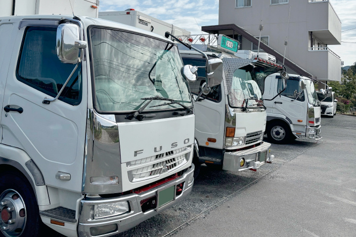 高道運送のトラックが並んだ写真