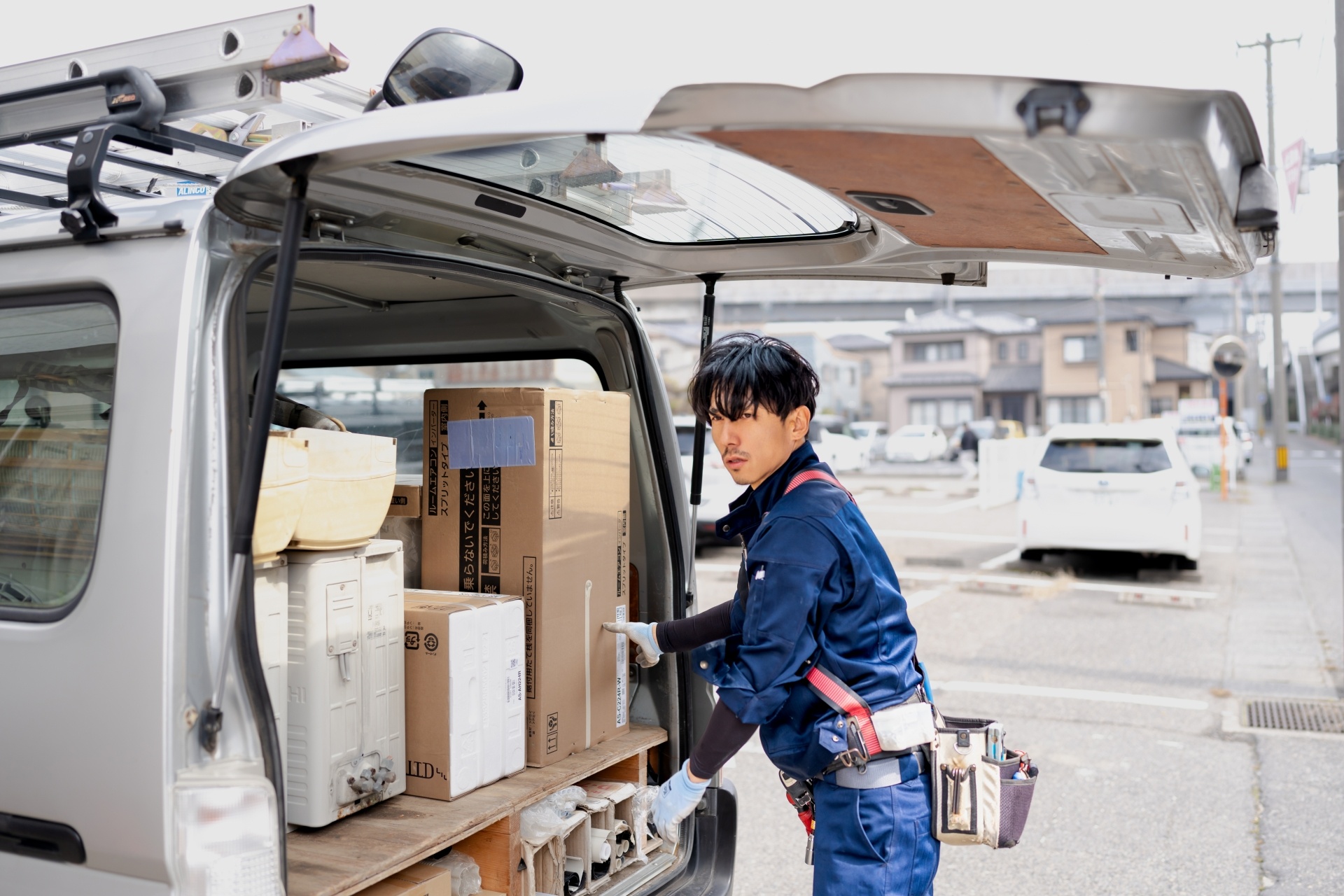 家電製品を車から取り出す男性