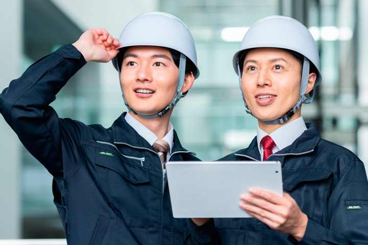 タブレットを持つ作業員