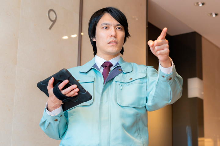 ビルメンテナンスする男性スタッフ